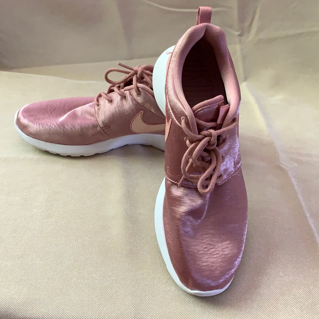 Nike Rose Metallic Athletic Shoe Size 9